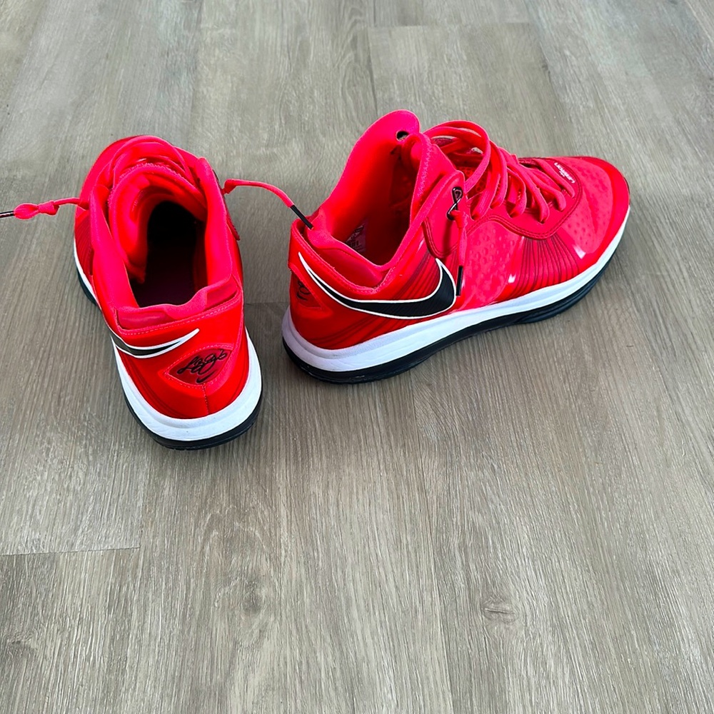 Men Nike lebron 8 v2 “solar red” size 12 RARE!